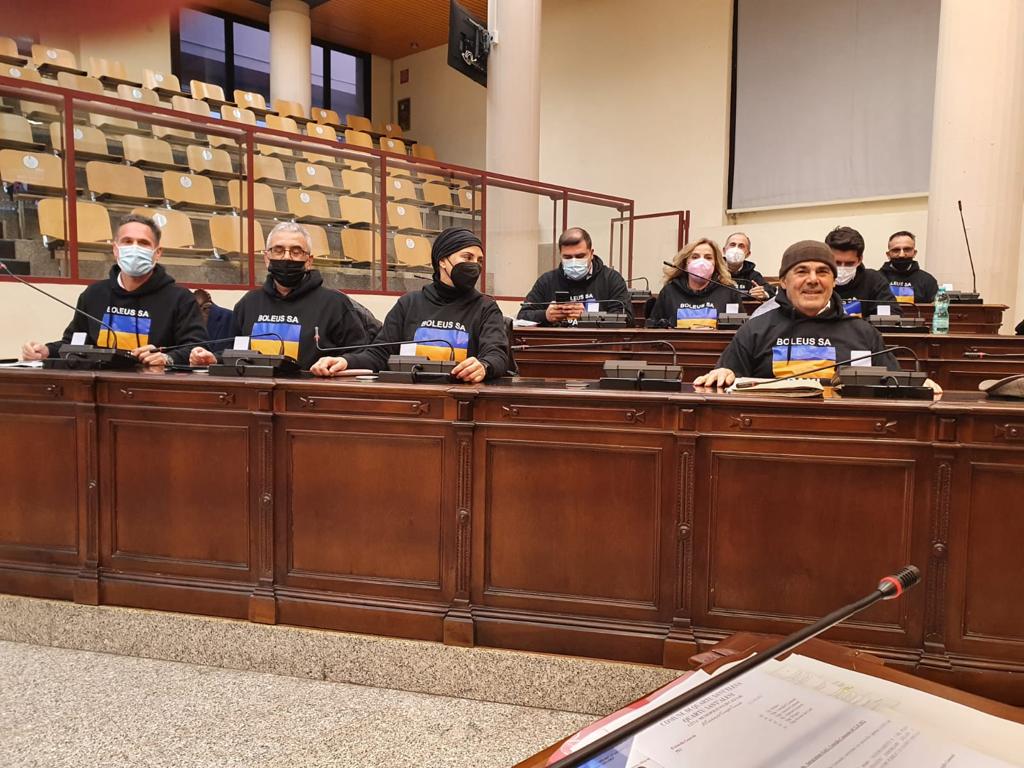 Quartu, felpe pro Ucraina e messaggi di pace “in limba” in Consiglio comunale: il bel gesto dei consiglieri