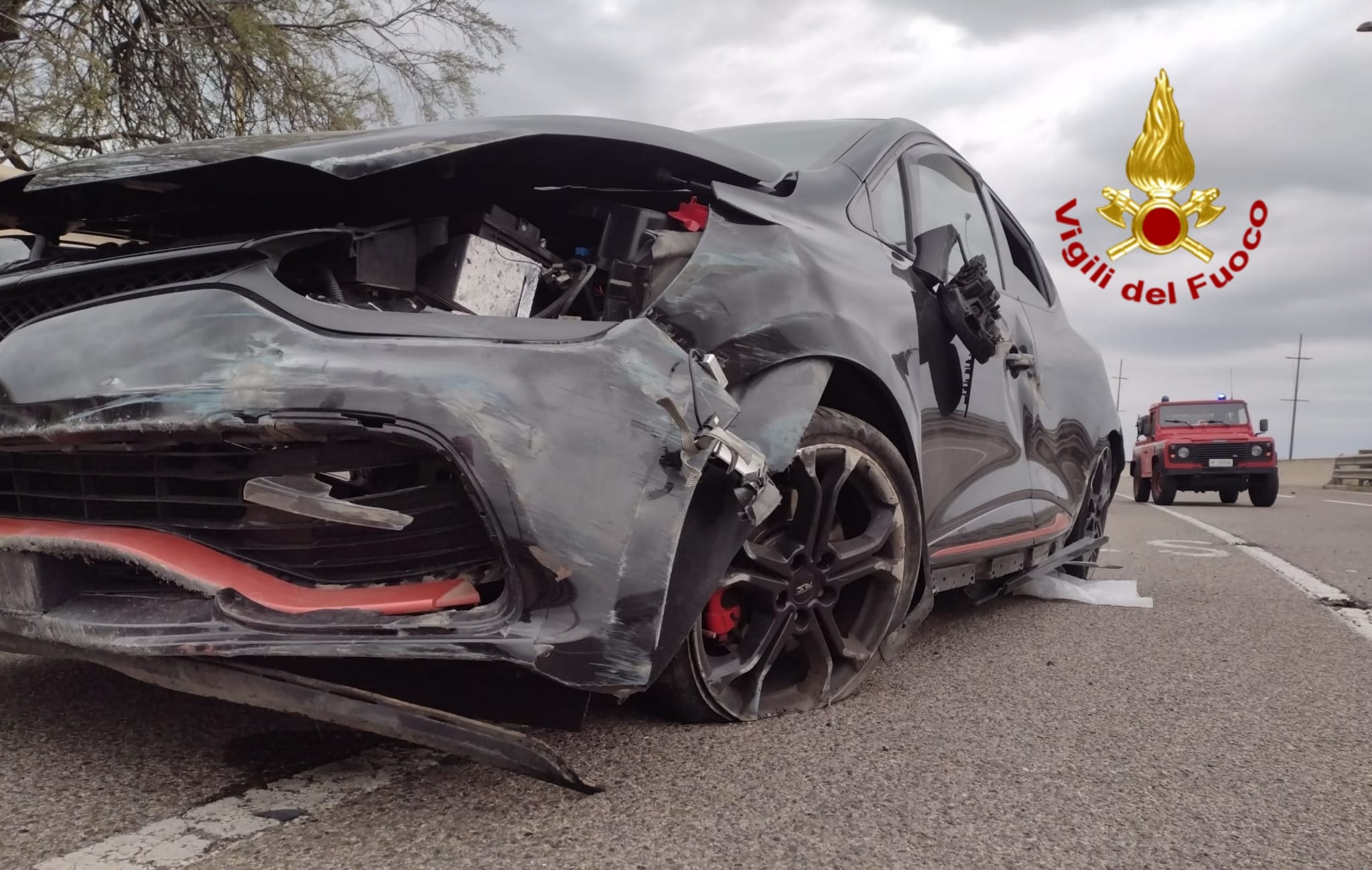 Cagliari, auto perde il controllo a Sant’Elia: 3 ragazzi estratti dalle lamiere