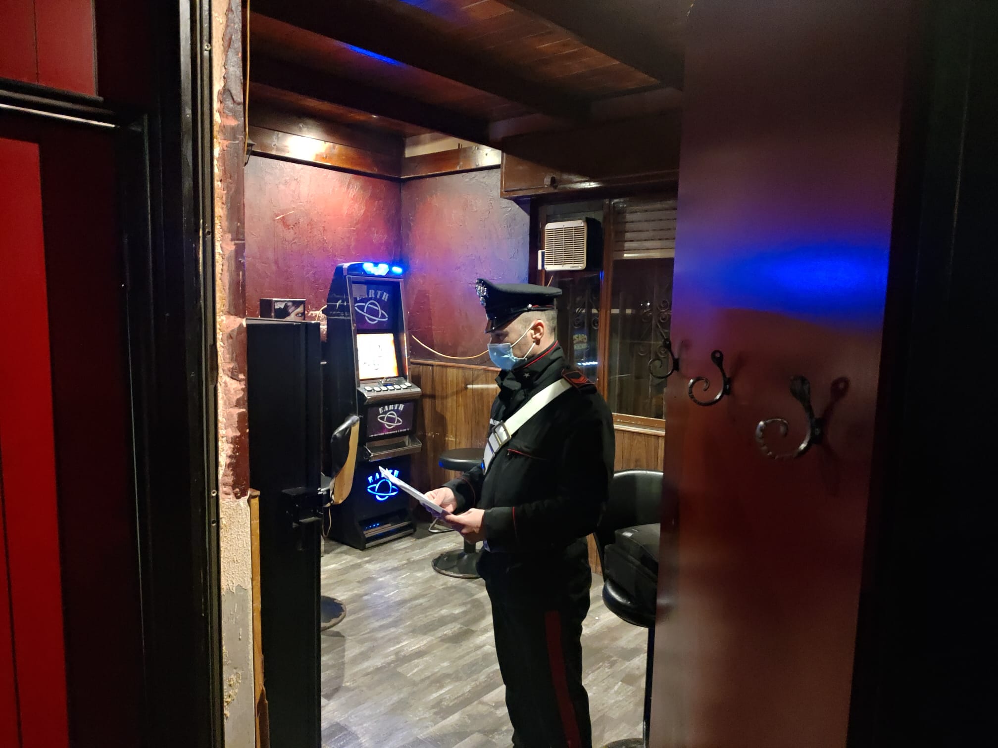 Sala da gioco clandestina a Senorbì, intervengono i carabinieri: l’accesso tramite un passaggio nascosto