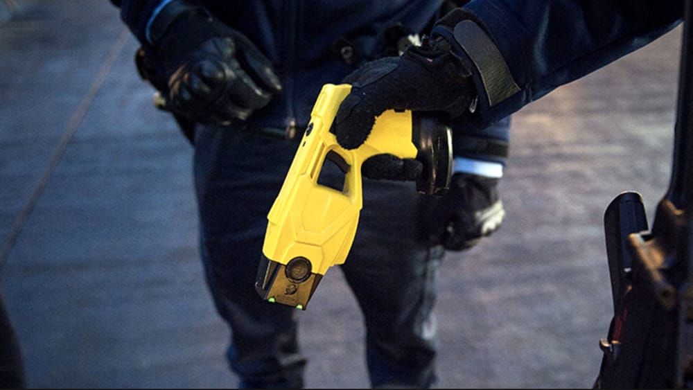 L’esordio del taser a Cagliari, nigeriano colpito con la pistola elettrica e arrestato