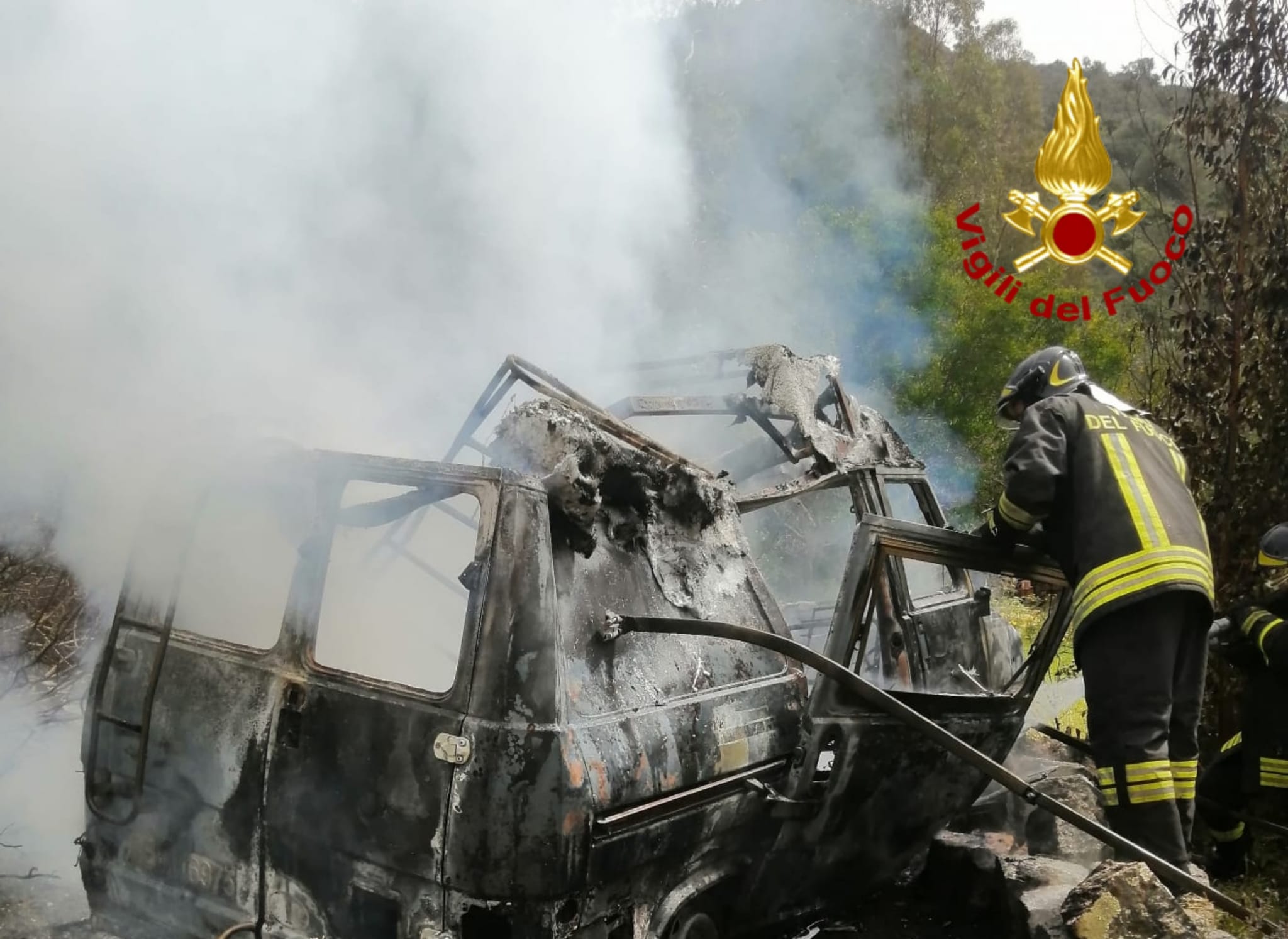 Paura nelle campagne di Muravera, un camper alimentato a gpl divorato dalle fiamme