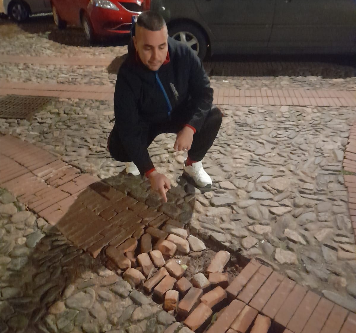 Assemini, boom di segnalazioni per il manto stradale danneggiato: “Troppe buche e mattonelle rotte”