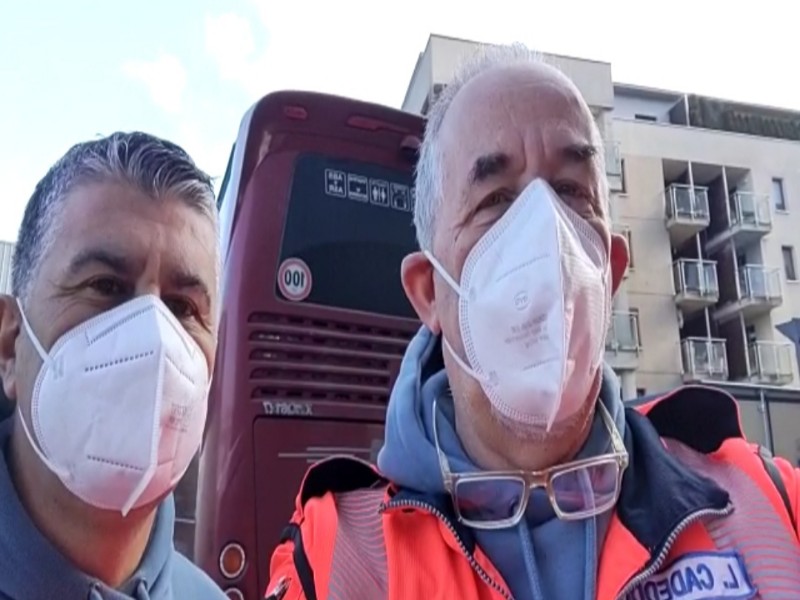 Neve e freddo non fermano i “salvatori” sardi dei bimbi ucraini: “Copertine, biscotti e pace”