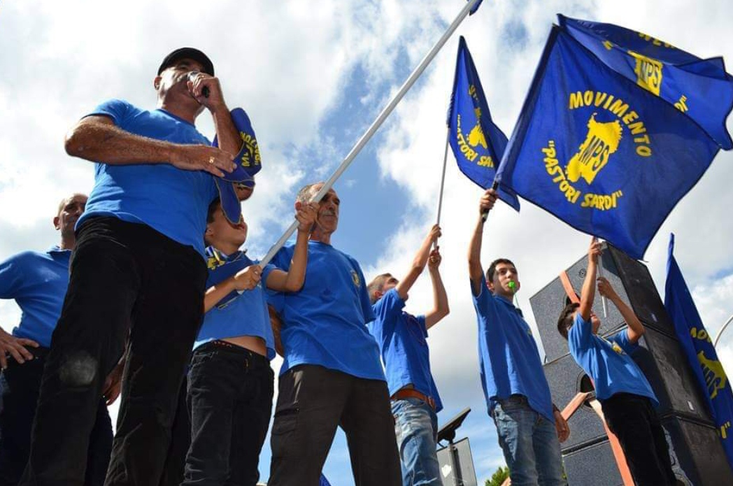 Mangime e gasolio alle stelle, i pastori sardi riaccendono i trattori: “Manifesteremo da Villacidro a S’Acqua Cotta”