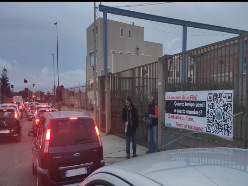 Selargius, il semaforo della rabbia sulla 554: “File immense, i nostri dipendenti perdono troppo tempo”