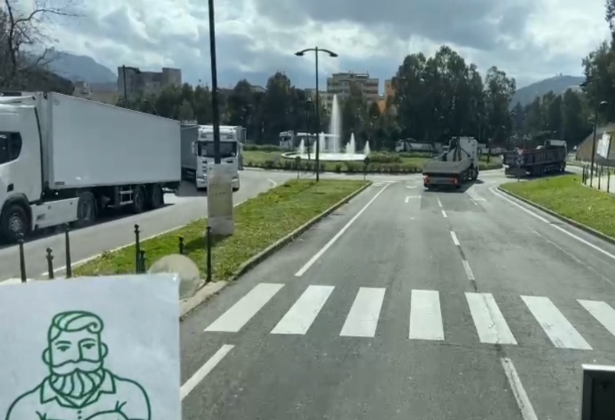 Rivolta dei camionisti in Sardegna, blocchi e code sulla 131 e nel nord dell’Isola
