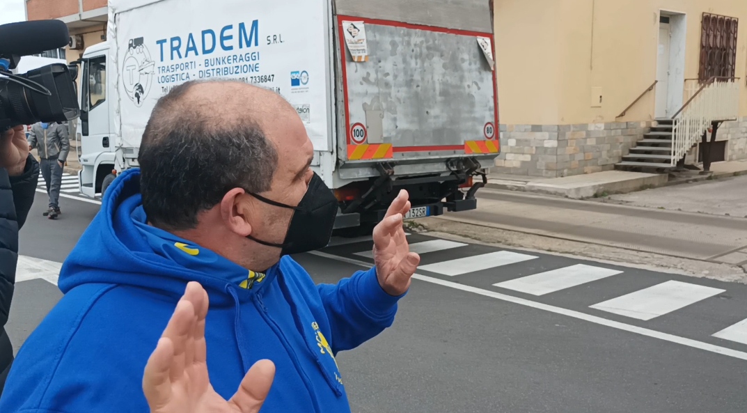 Cagliari, il pastore all’autotrasportatore abruzzese: “Se sei un uomo protesta con noi”