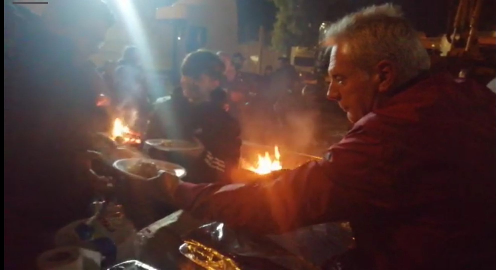 I camionisti a Cagliari travolti dalla solidarietà tra zeppole e malloreddus: “Il taglio di 15 centesimi sulla benzina è inutile”