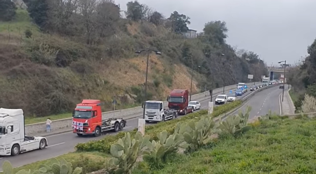 Al porto di Cagliari camionisti in trincea, tir in marcia su Nuoro: proteste non stop per il caro benzina