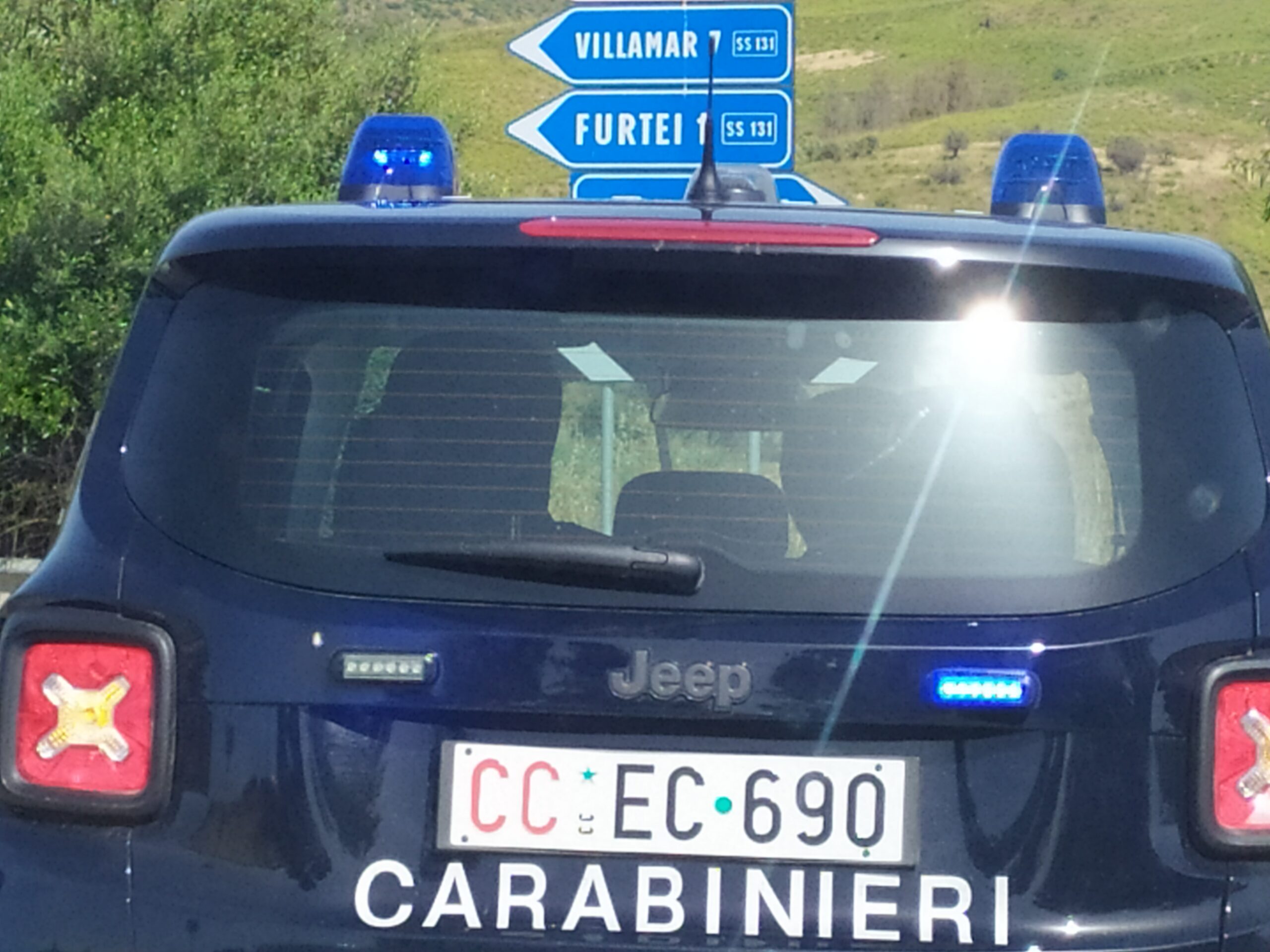 Strada dissestata per un cantiere a Villamar, novantenne cade e sbatte la testa: è gravissima