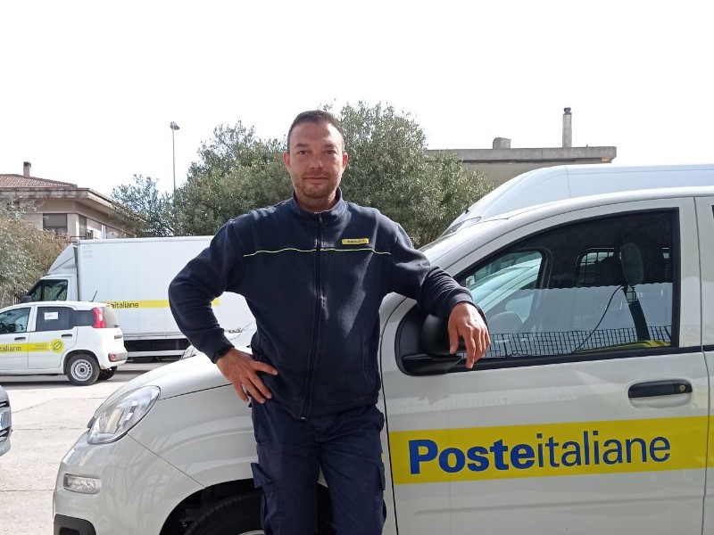 Marco, il postino eroe: “Così ho salvato una famiglia da un incendio a Solarussa”