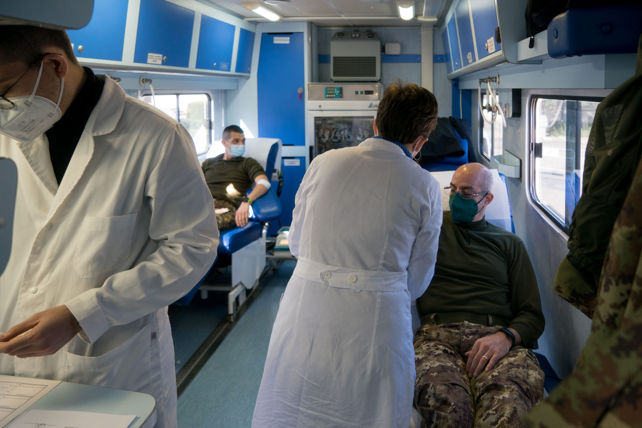 Missione compiuta: 100 sacche di sangue donate dai militari in Sardegna