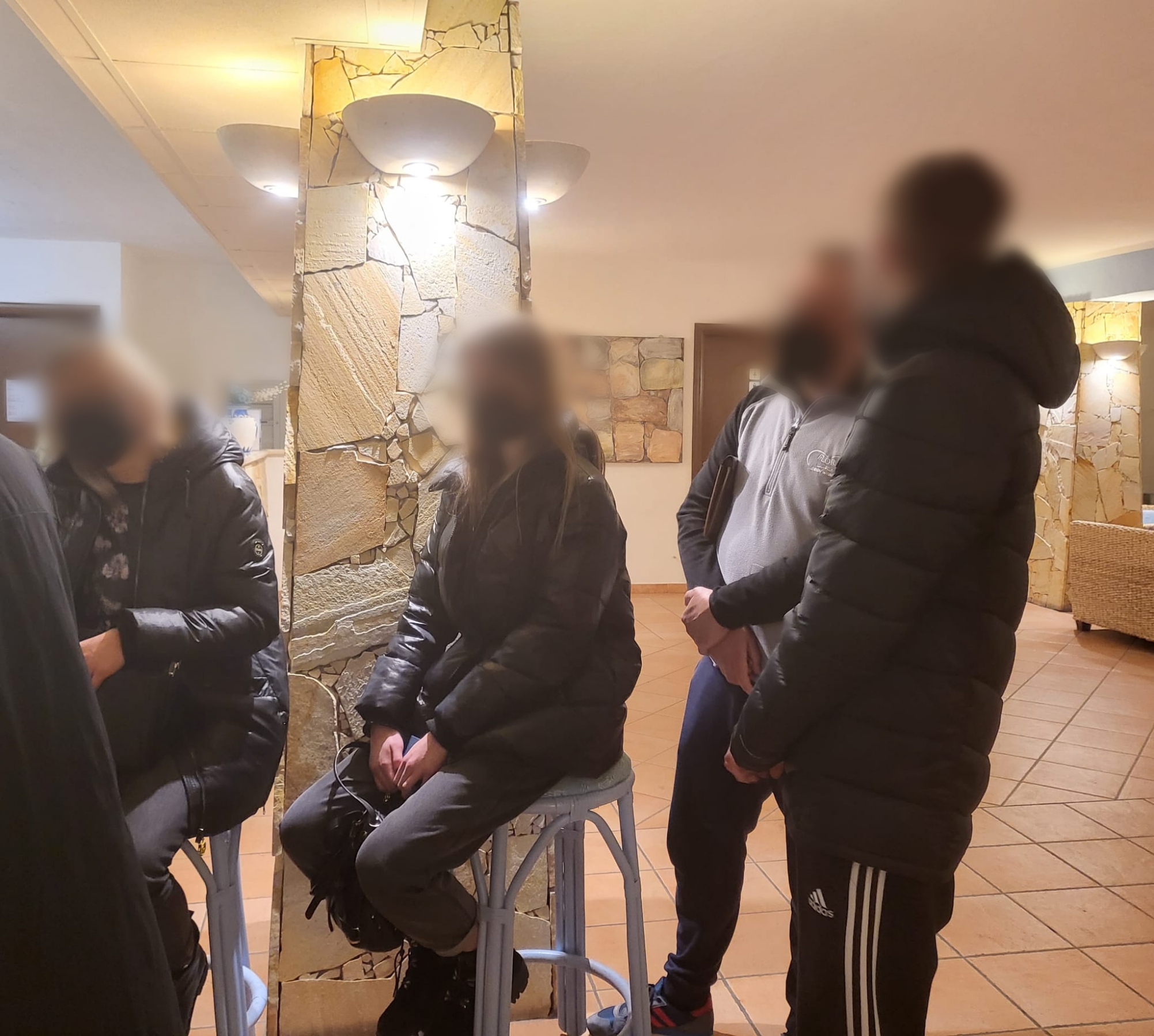 Dall’inferno di Kiev alla pace della Sardegna, arrivati a Pula i primi 4 profughi ucraini