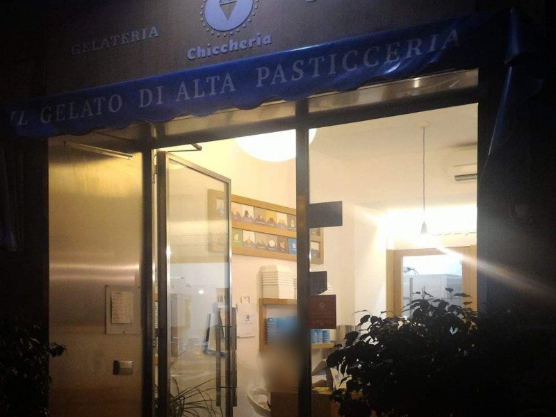 Cagliari, uomo armato di pistola cerca di rapinare una gelateria: la titolare lo mette in fuga