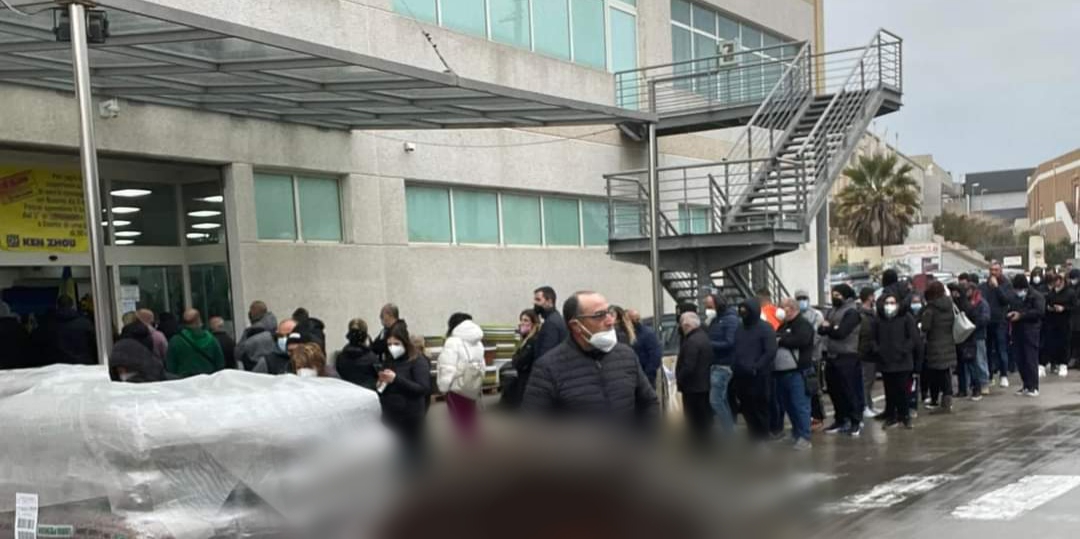 Porti liberi, arrivano i sacchi di pellet: maxi fila fuori da un megastore di Sestu