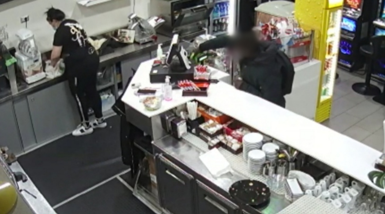 Cagliari, colpo poco prima della chiusura in un bar: “Un uomo ha rubato il barattolo delle mance”