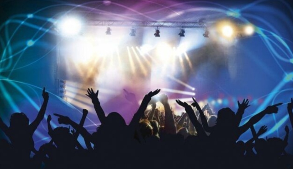 Cagliari, si sente male nei bagni della discoteca, ritrovato a terra in strada: “Abbandonato al freddo”