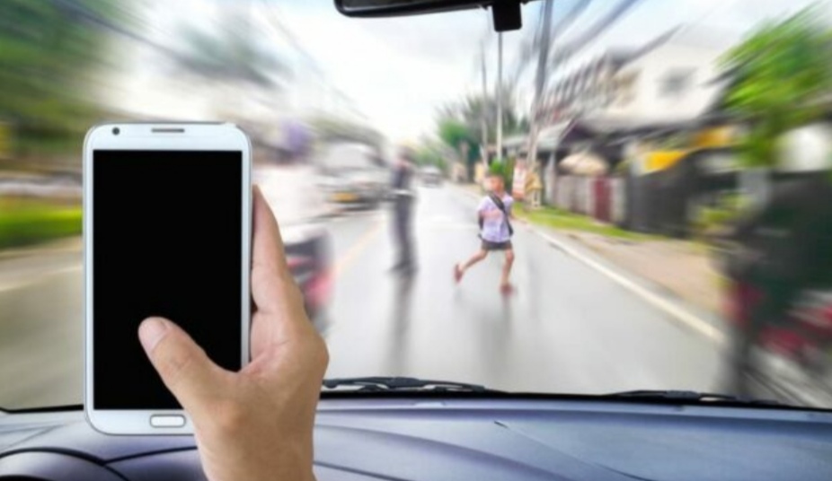 Monserrato, troppi “distratti” alla guida per colpa del telefonino e dei social: raffica di sanzioni
