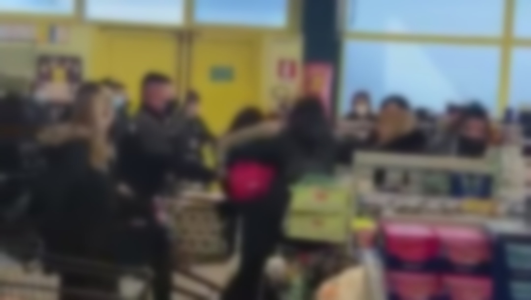 Assalto ai supermercati, rissa a Sanluri: il video virale sui social network