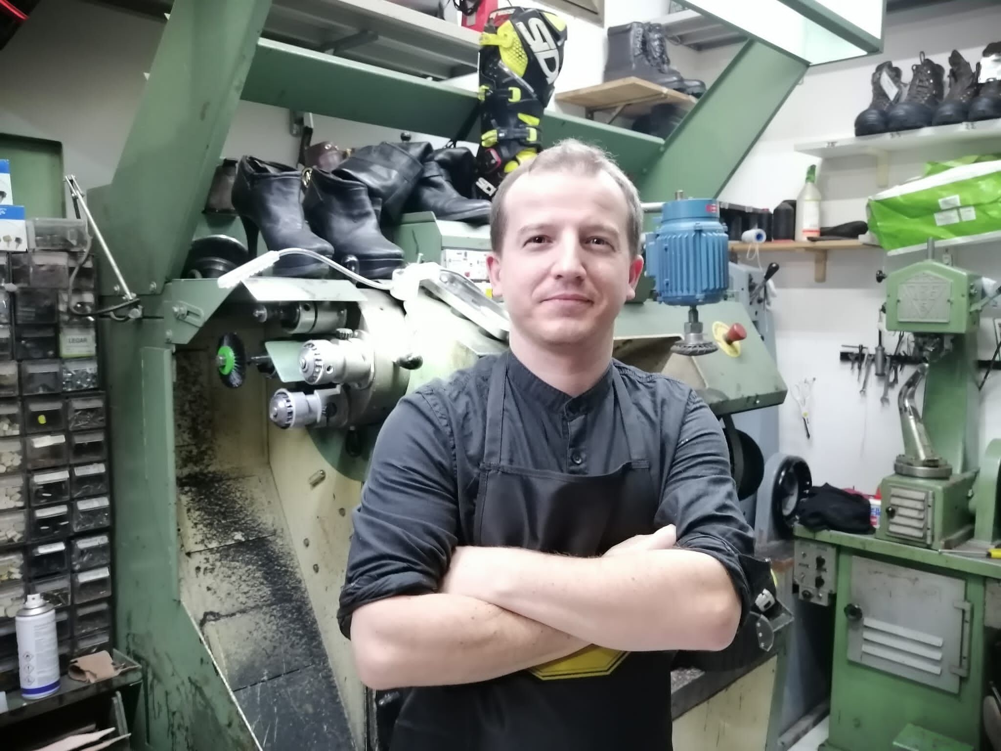 Blocchi ai porti, l’sos dei calzolai di Cagliari: “Non abbiamo più il lucido e i fondi per ripararvi le scarpe”