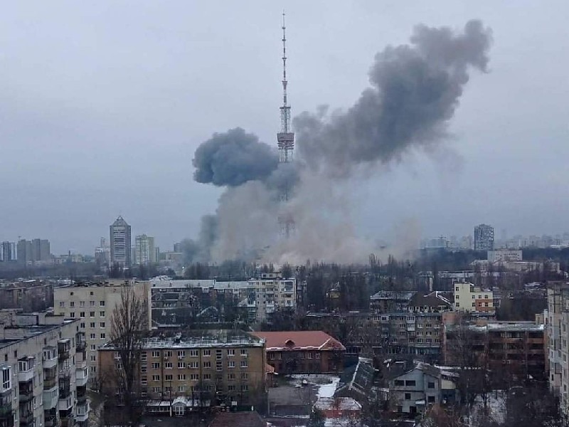 Guerra in Ucraina, colpita la torre della tv di Kiev: 5 morti