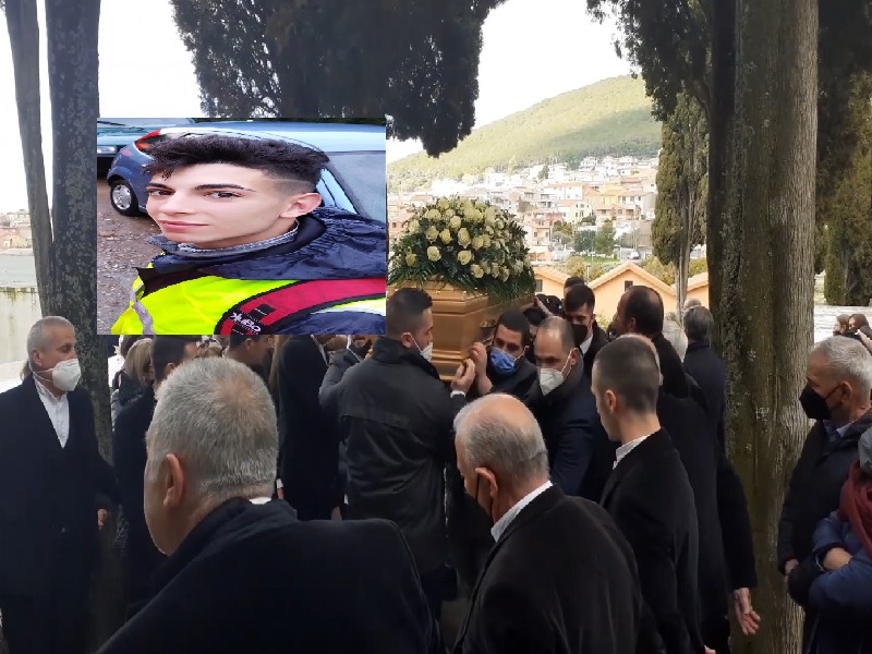 Launeddas e canto a tenore, l’omaggio struggente del coro per l’addio a Paolo Isola: “Buon viaggio”