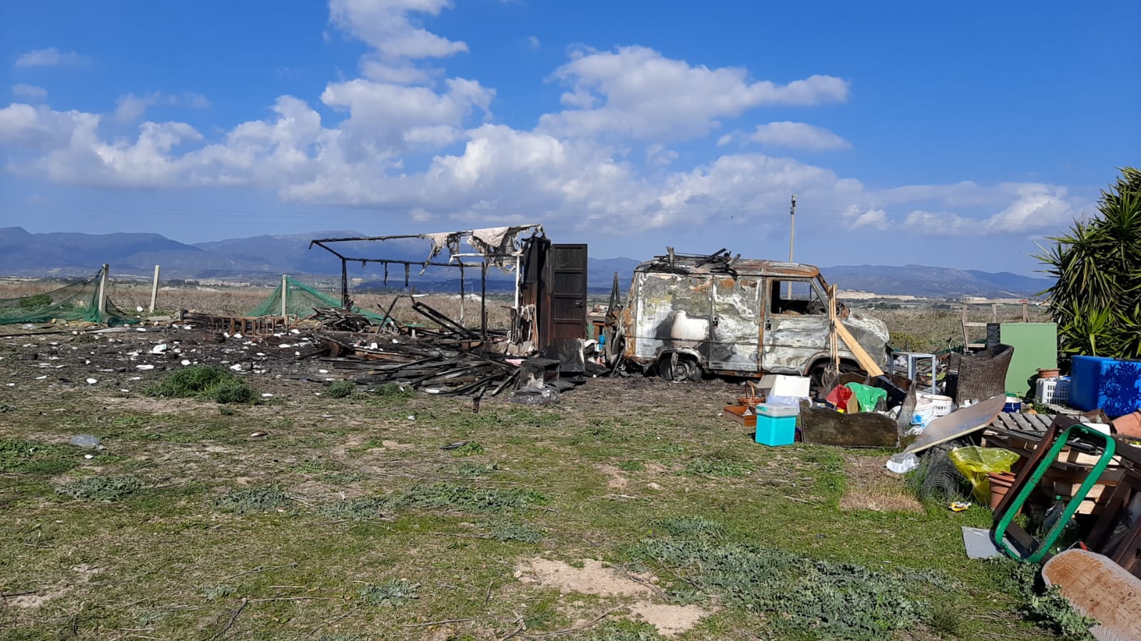 Quartu, devastazione al Margine Rosso: “Furgone e capannone incendiati da una baby gang, 10mila euro di danni”