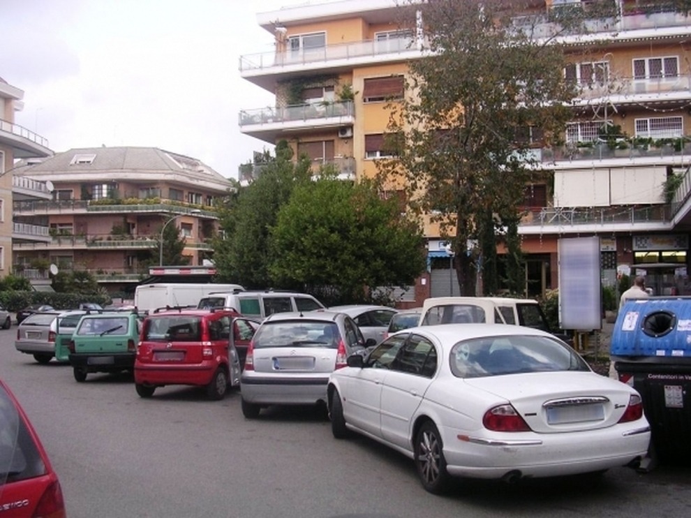 Scontro sulla sosta in doppia fila a Cagliari: “Aiuta il commercio”, “No è pericolosa per i pedoni”