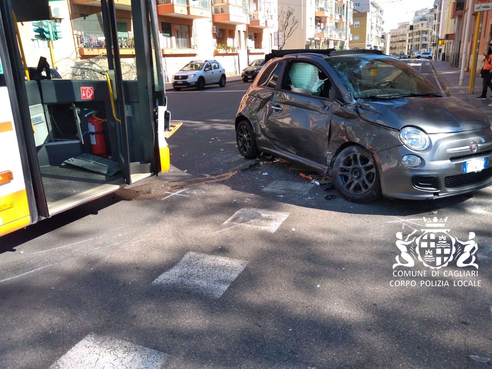 Scontro fra bus e auto in via della Pineta a Cagliari, 31enne in codice rosso