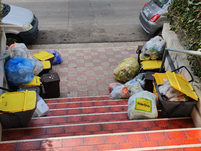 “A Quartu i rifiuti dimenticati fuori dal nostro palazzo, plastica non ritirata dopo aver pagato 300 euro di Tari”