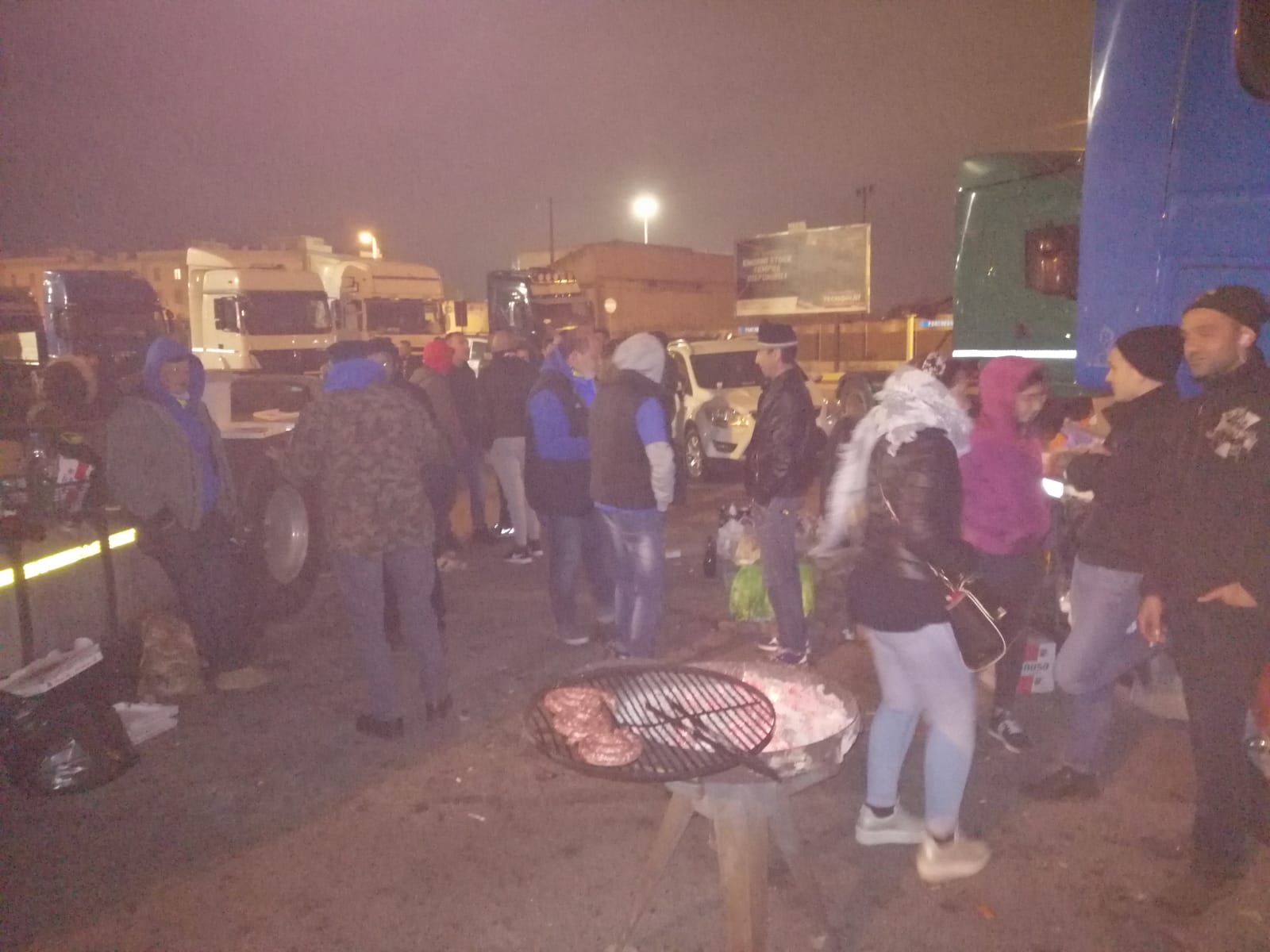 Gli autotrasportatori non mollano: “Il prezzo della benzina non scende, restiamo con i tir al porto di Cagliari”