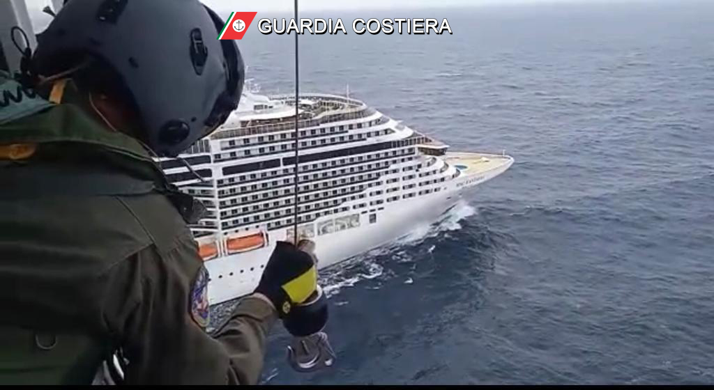 Cagliari, infarto sulla nave da crociera: passeggero soccorso dall’elicottero della Guardia costiera