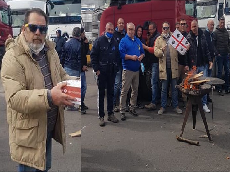 Angelo, il disoccupato dal cuore d’oro: “Pizze e tramezzini donati ai camionisti in lotta a Cagliari”