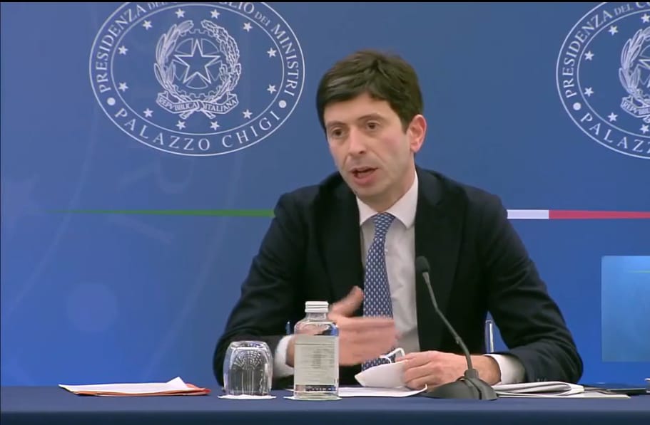 Quarta dose di vaccino anti Covid per tutti? Speranza: “Non è in programma”