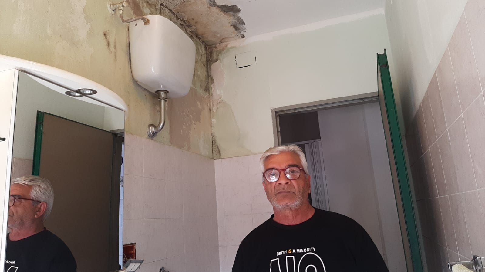 Pirri, in 5 nella casa popolare tra acqua nei muri e umidità: “Da due mesi il Comune non interviene”