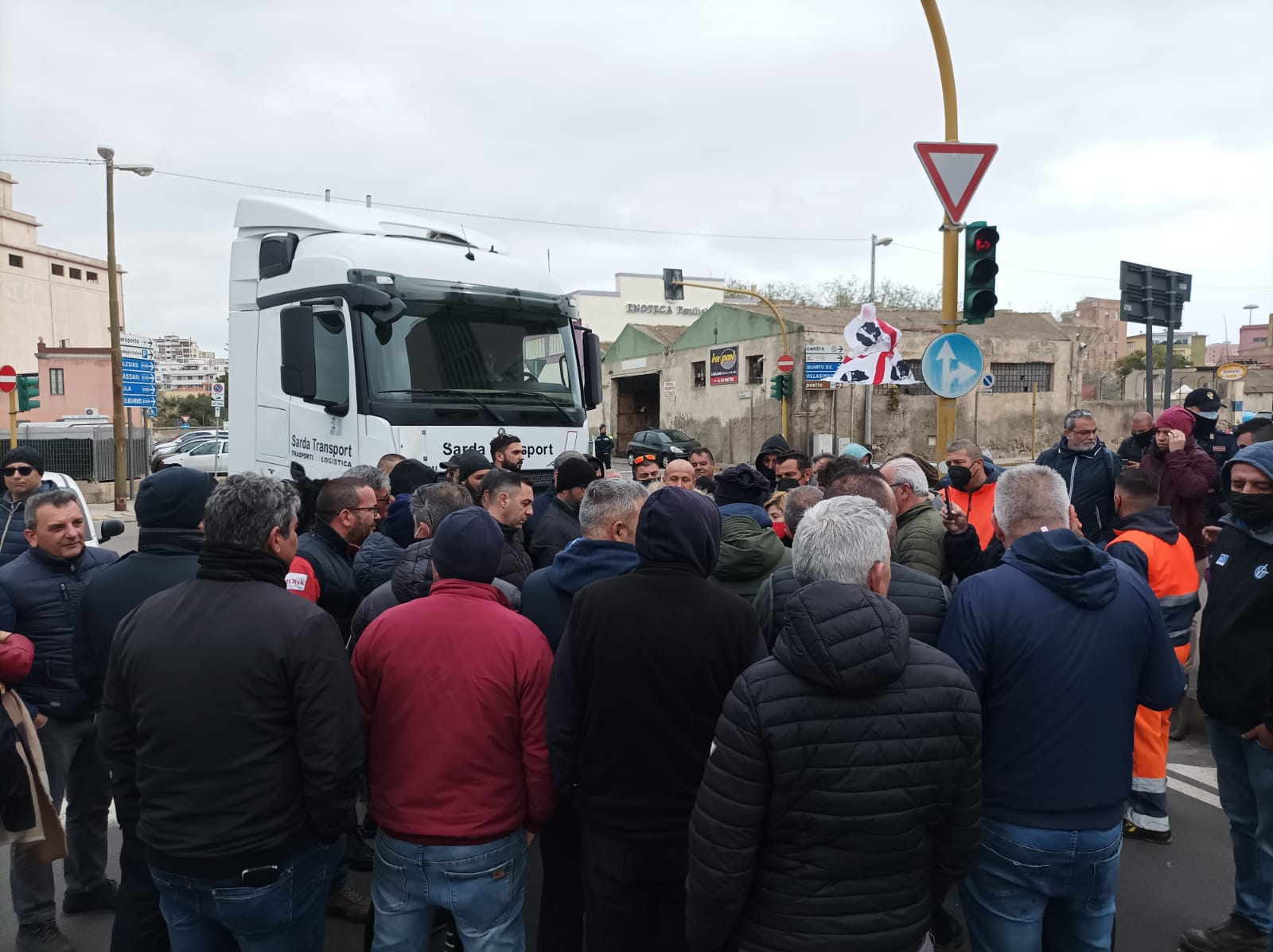 Blocco dei porti, gli imprenditori denunciano i trasportatori: “Danni economici gravissimi alla Sardegna”