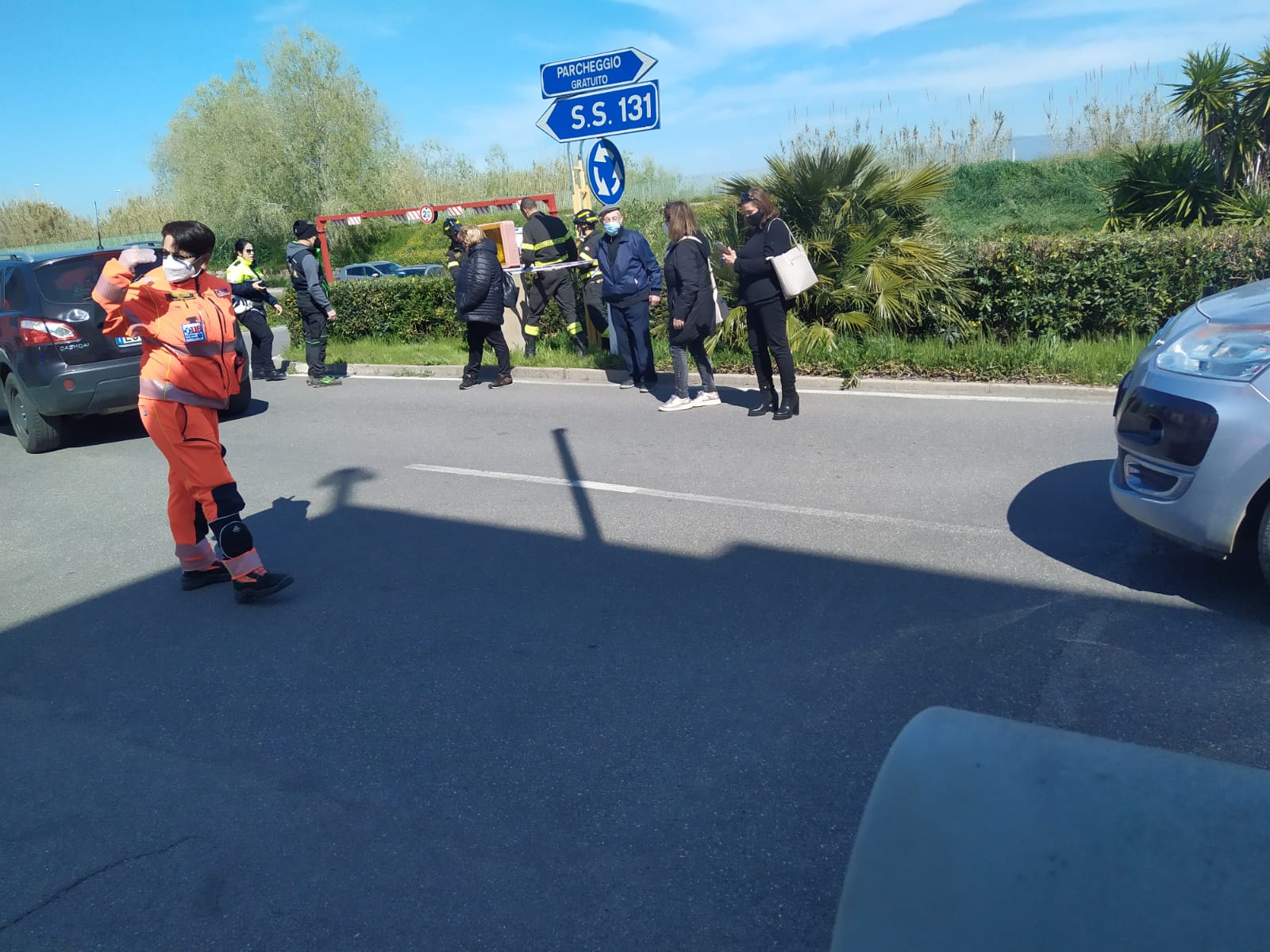 Oristano, donna precipita in un tombino fuori dal centro commerciale: salvata dai carabinieri