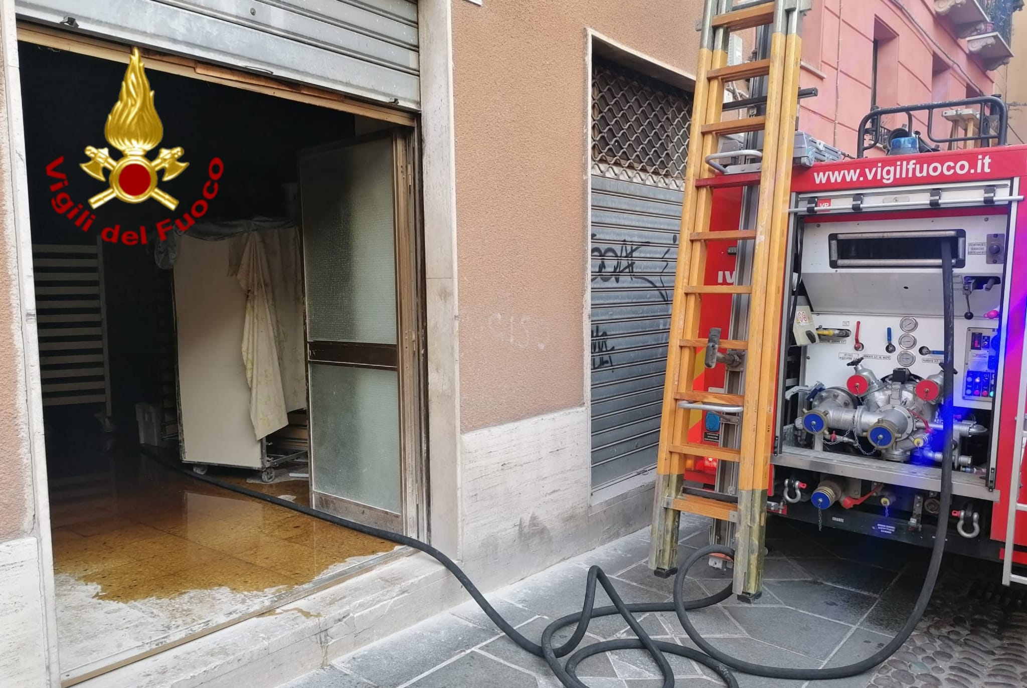 Prende fuoco un panificio, momenti di terrore in via Lamarmora a Cagliari