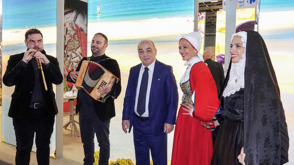 Turismo, la Sardegna al Salone di Parigi: “Il mercato francese è il terzo per presenze nell’Isola”