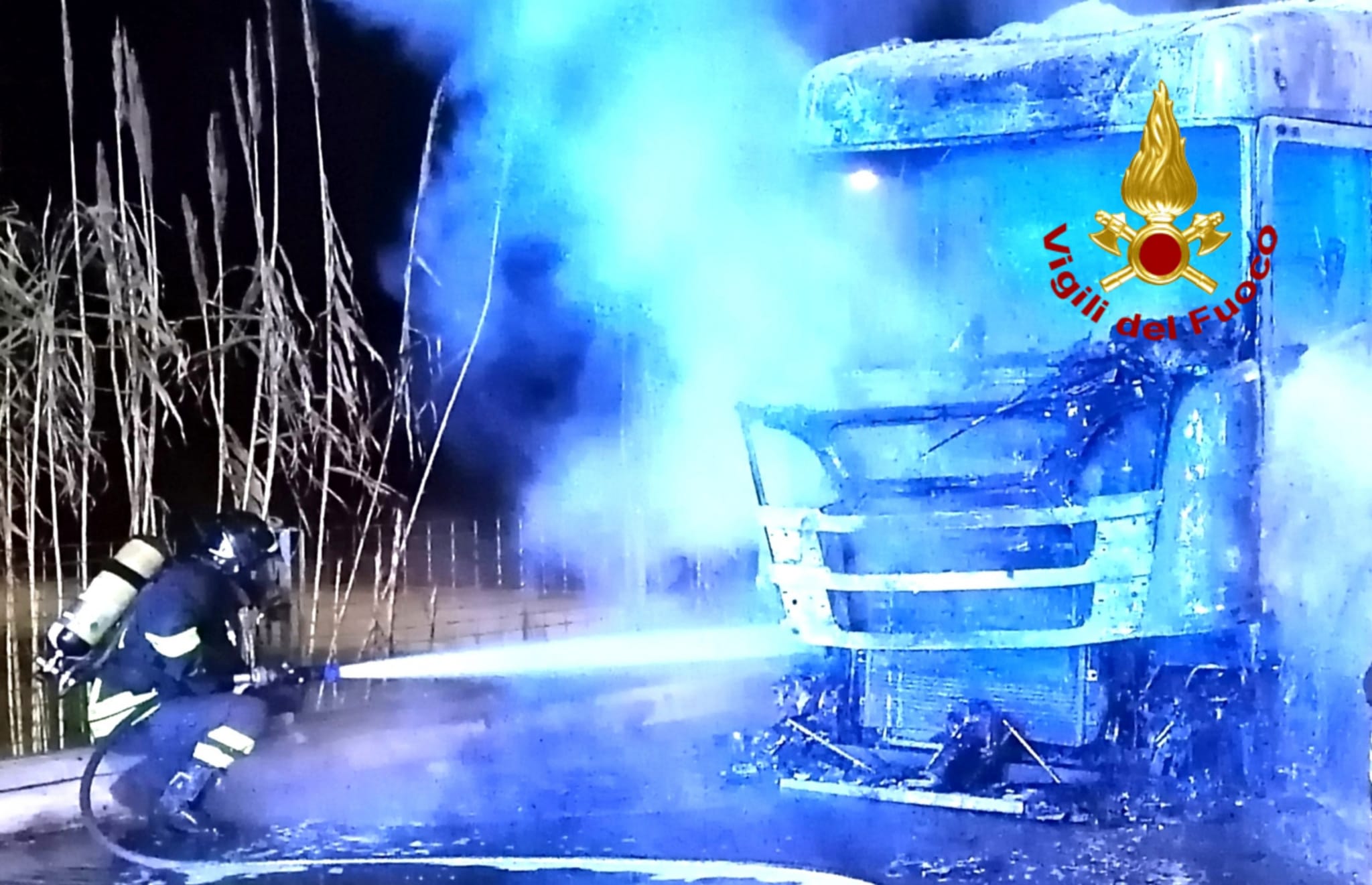 Paura ad Assemini, camion incendiato nel parcheggio di un centro commerciale