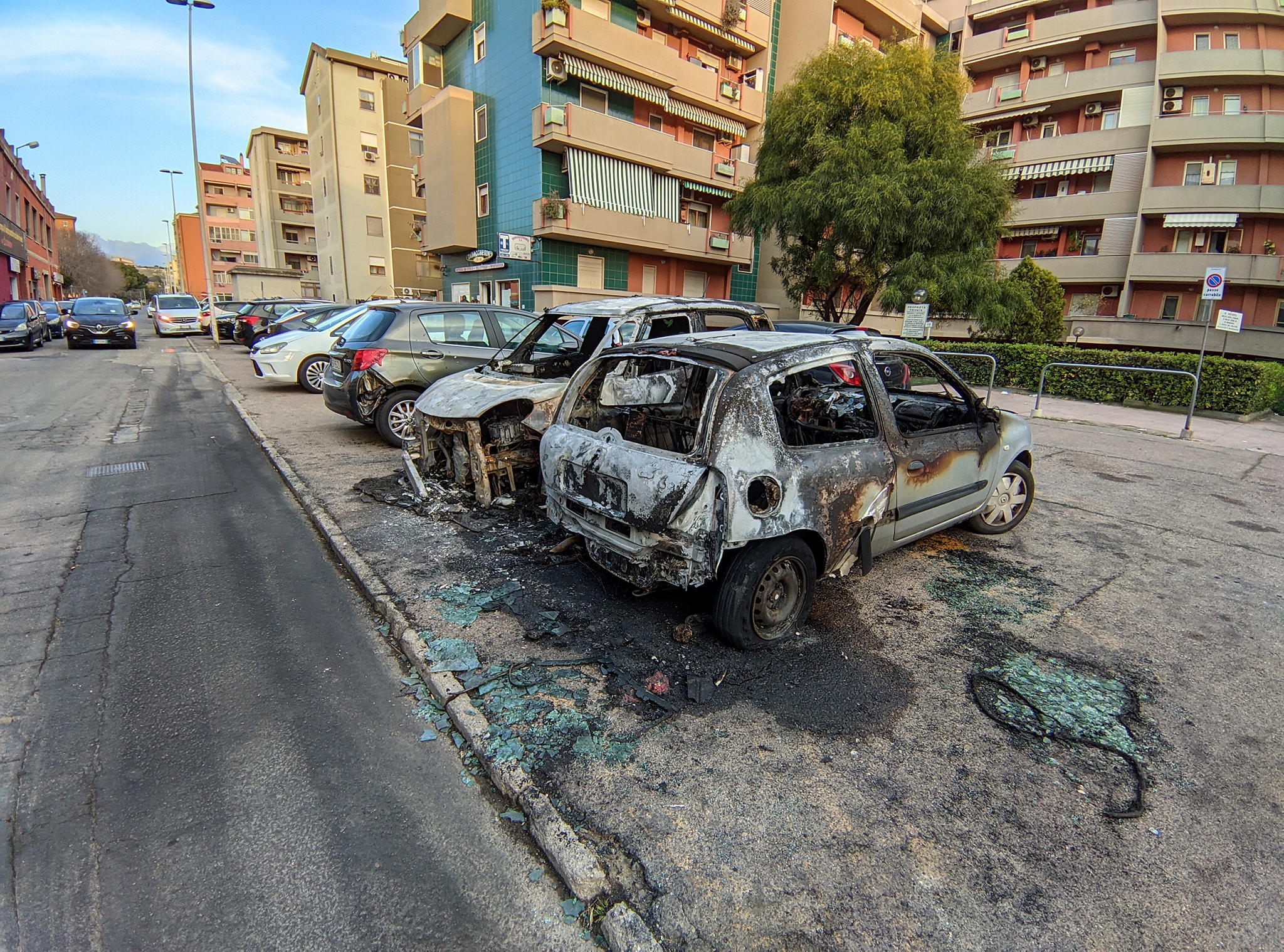 Quartu, fiamme alte in via Sant’Antonio: tre auto incenerite dal fuoco