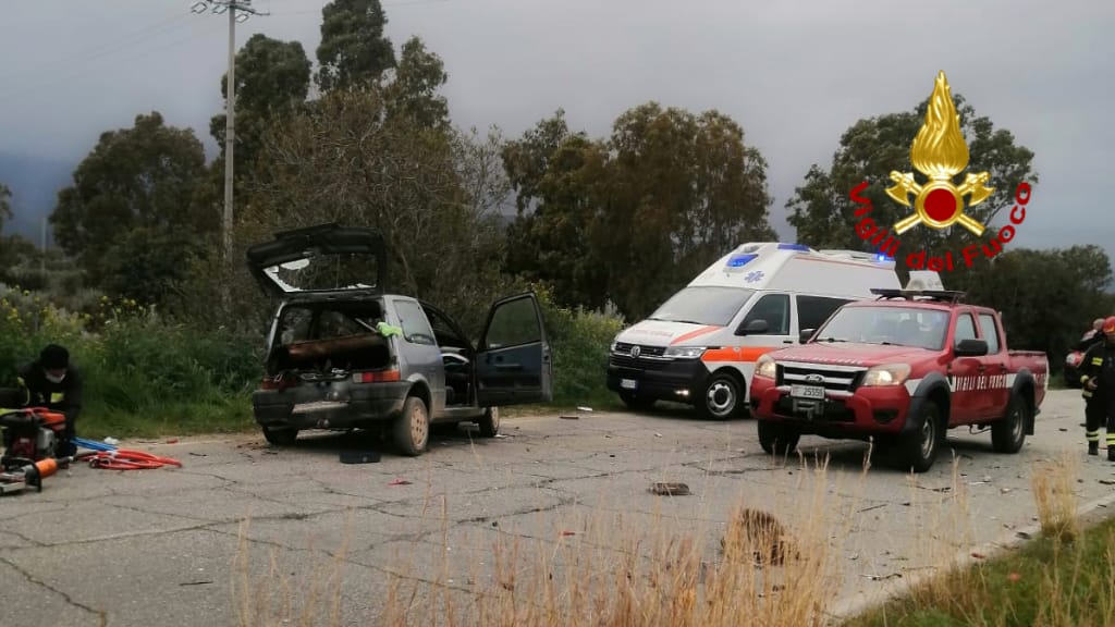 Paura a San Vito, auto contro pickup sulla provinciale 99: un ferito in gravi condizioni