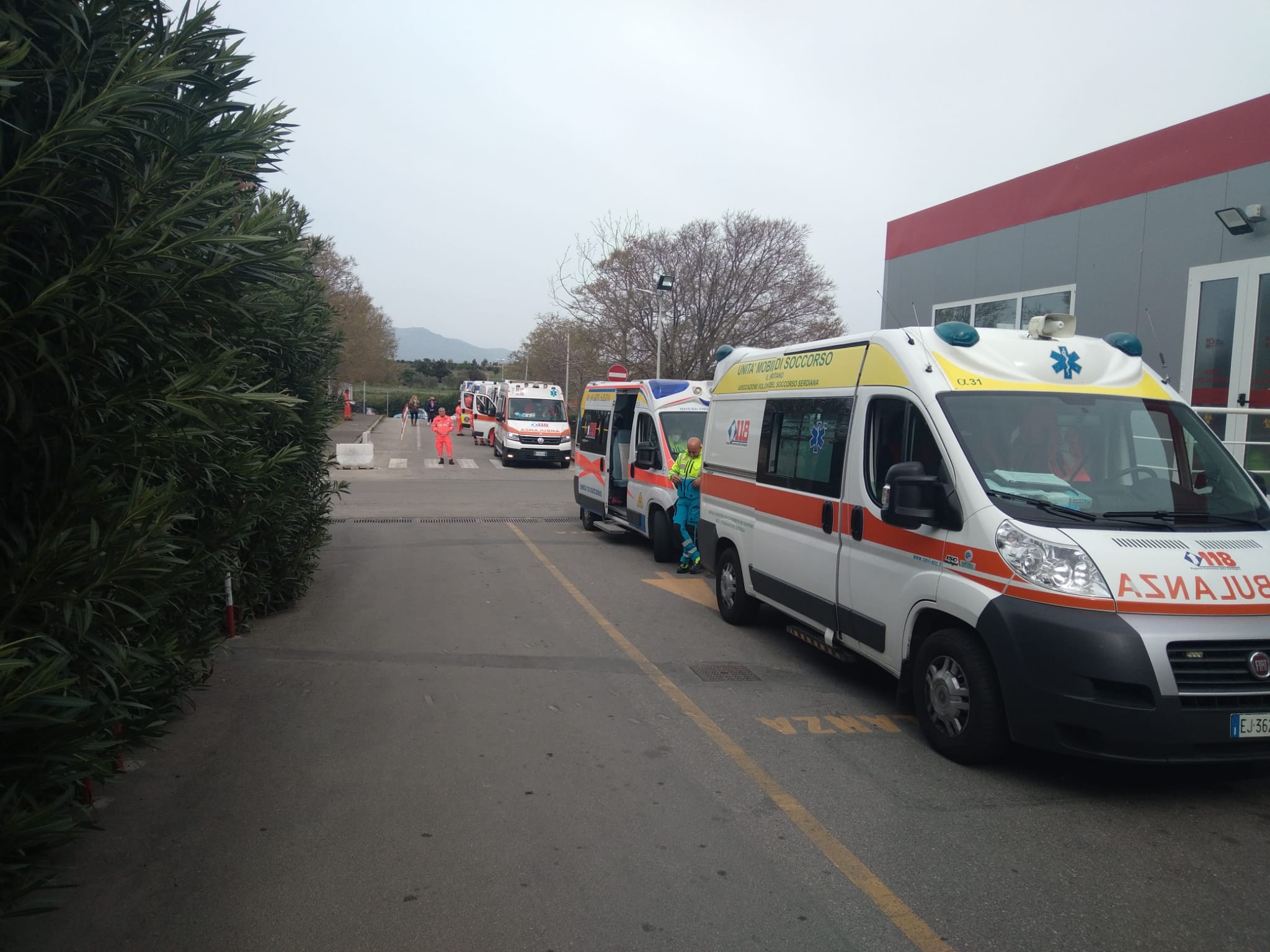 Pronto soccorso nel caos, ambulanze in attesa da 4 ore a Monserrato : “E non va meglio al Brotzu”