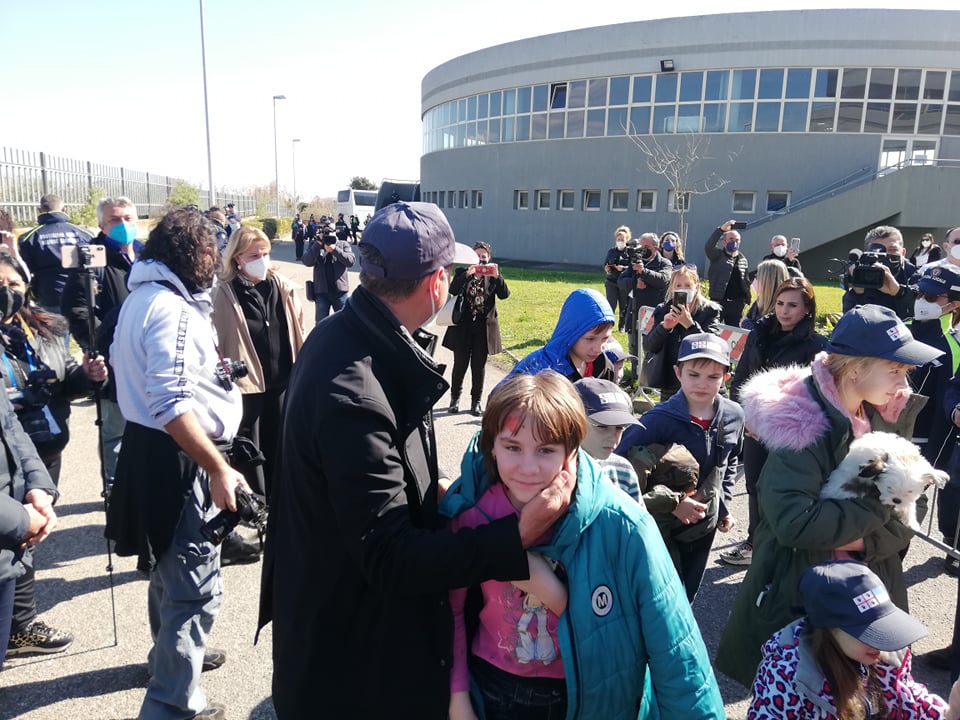 L’abbraccio di Cagliari ai 58 profughi ucraini: applausi all’arrivo di donne e bimbi scappati dalla guerra