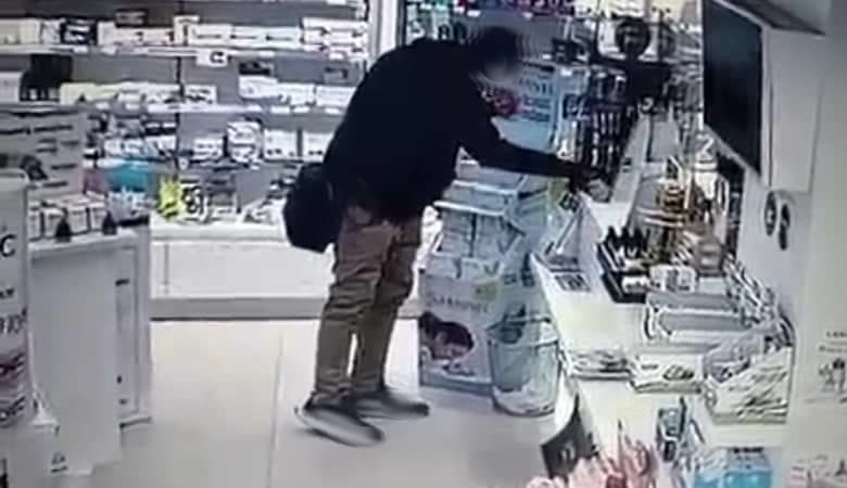 Cagliari, straniero entra in farmacia e ruba bracciali e profumi: “Se riporta tutto tolgo la denuncia” (VIDEO)