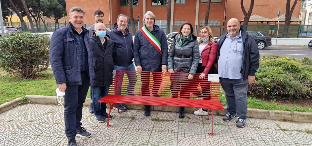 Monserrato, una nuova panchina rossa contro la violenze sulle donne: “Ne metteremo tante contro i femminicidi”