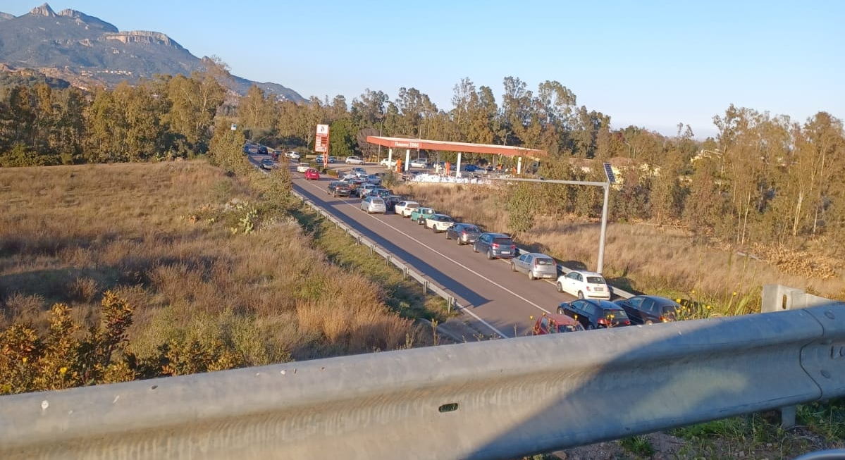 Incredibile fila di auto per fare benzina sulla Ss 125, assalto al distributore tra Tortolì e Lotzorai