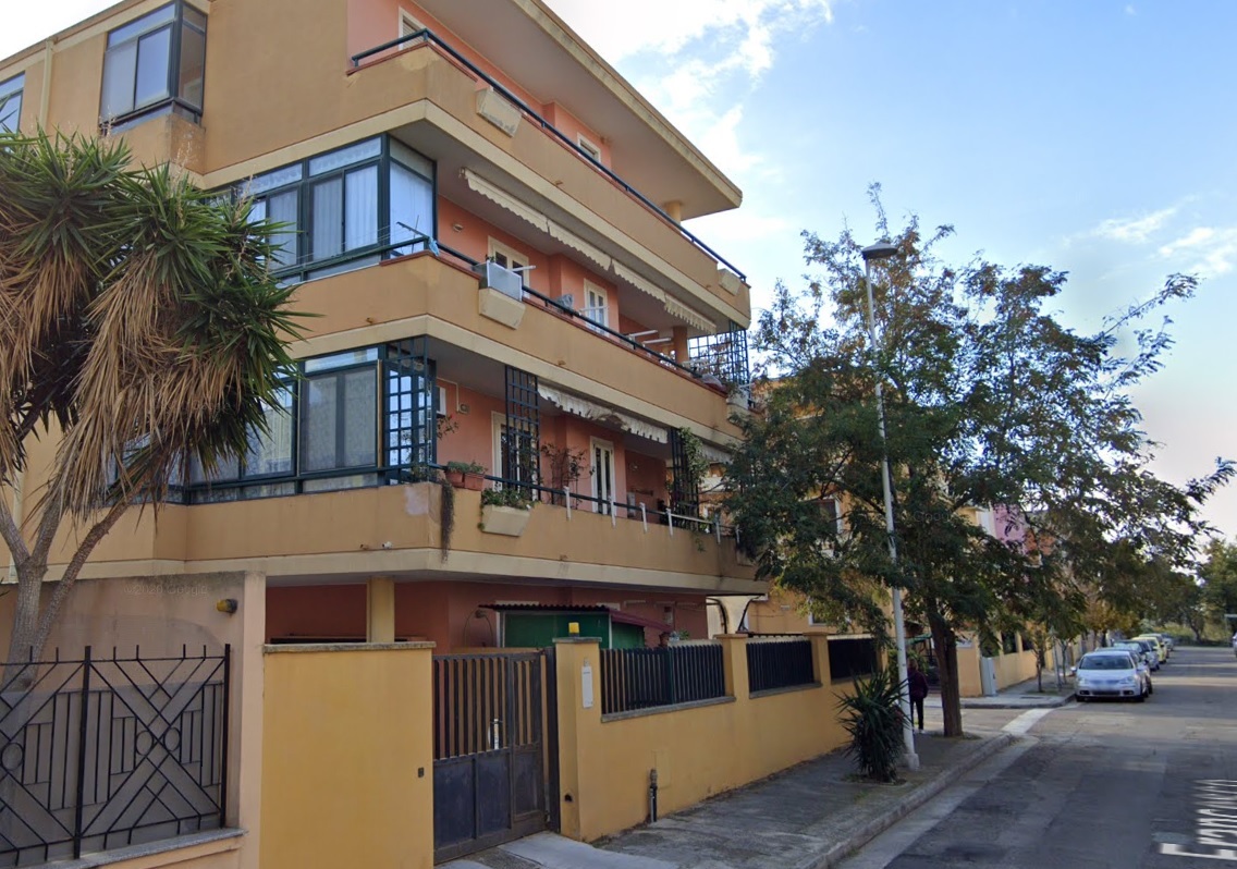 Tragedia a Quartu: 65enne muore incastrato e schiacciato nel cancello di casa