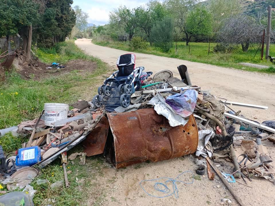Sinnai, la giungla degli incivili nelle strade di Solanas: “Hanno scaricato l’intero carico di un furgoncino”