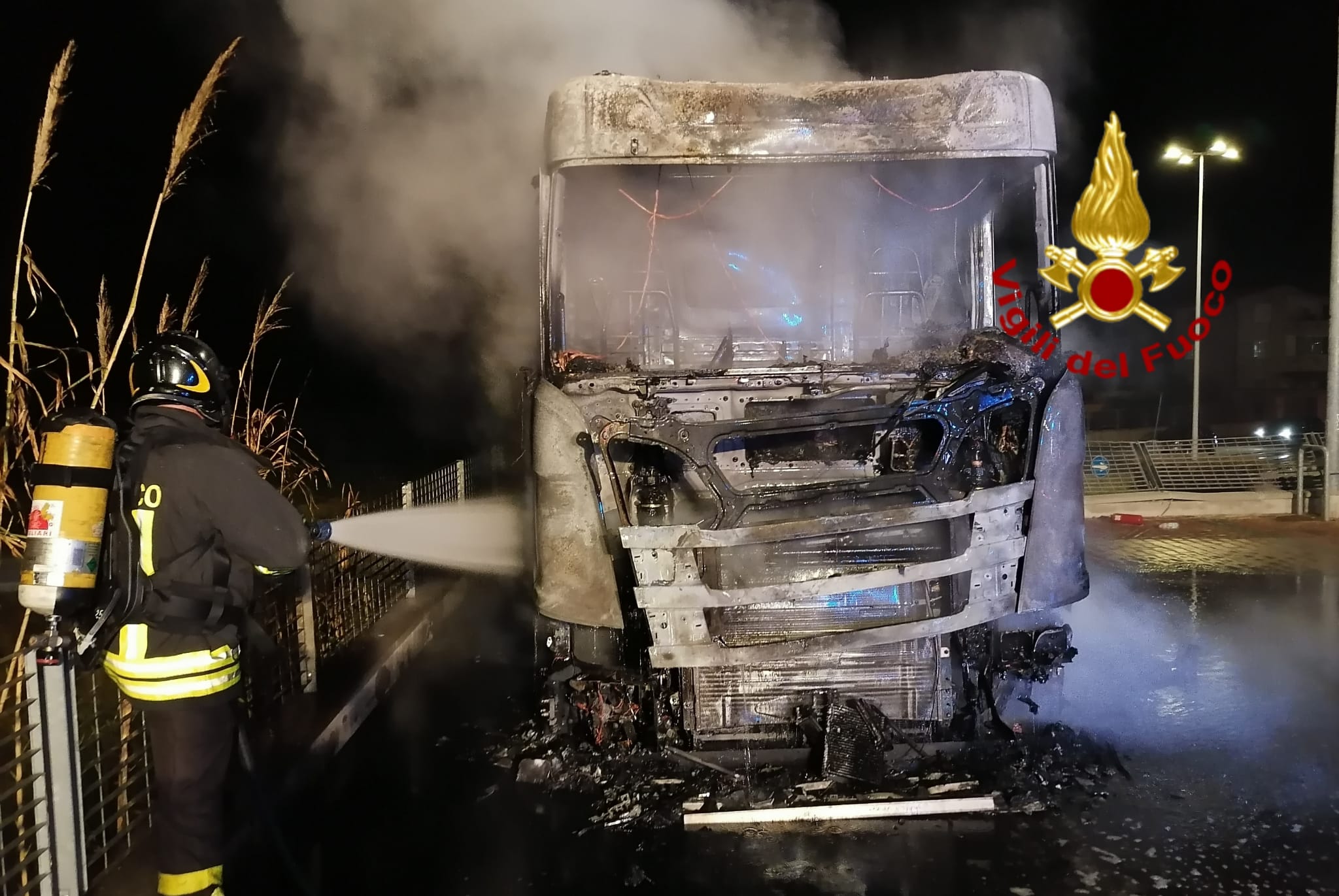 Camion incendiato nel parcheggio di Eurospin ad Assemini, l’ipotesi: gesto legato alla protesta dei tir